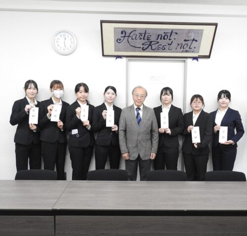 フードデザイン学科：2026年度の森本奨学生の授与式が行われました。